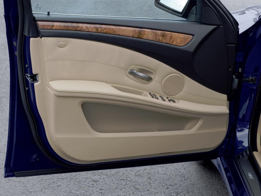  BMW 530i Touring 2007 года  (фото 24 из 46)